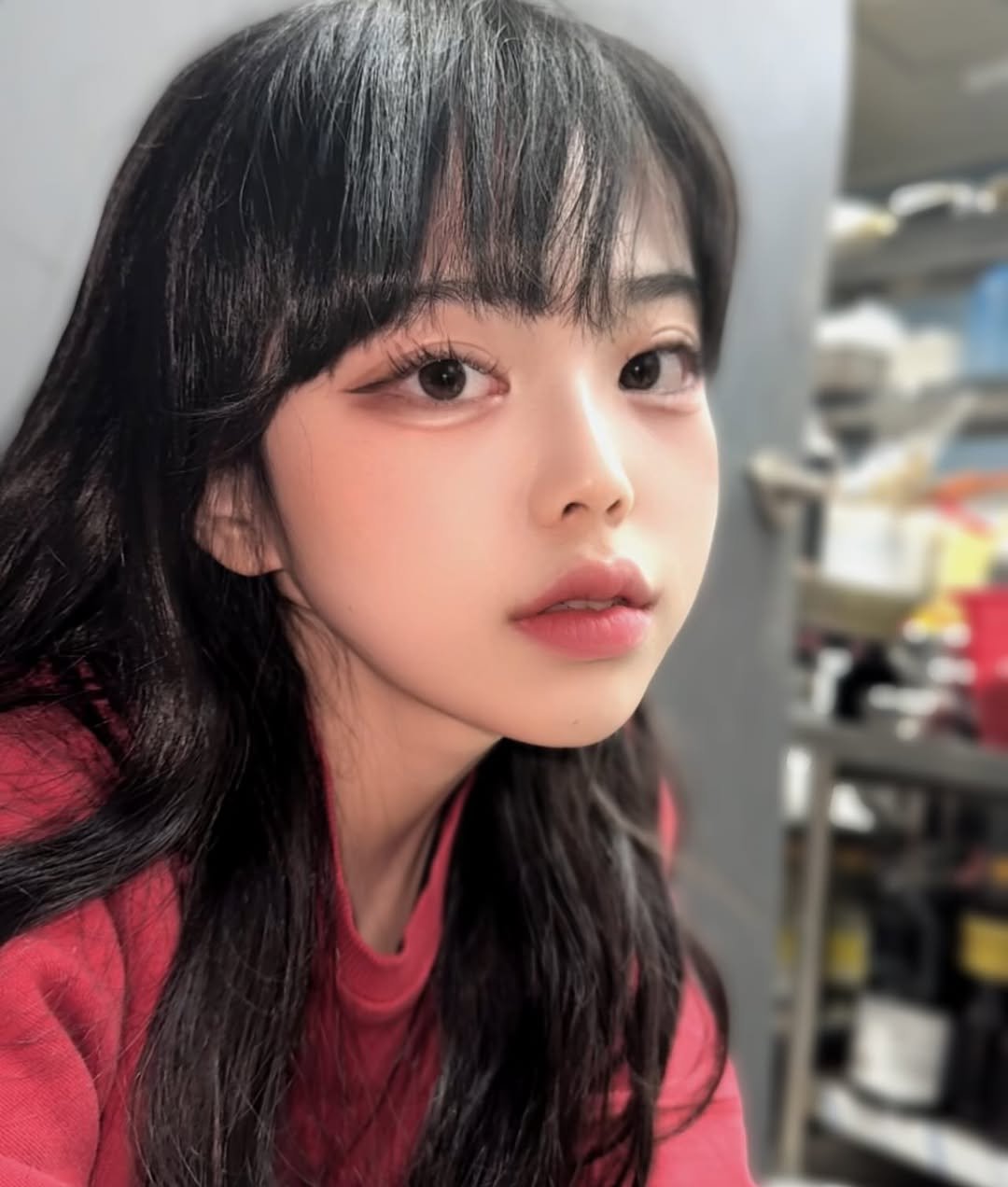 Photo by 손지냥 ( 00년생 냥까스 사장 ⋆｡˚🎀₊˚ ༘ ) on November 29, 2025. May be an image of one or more people, bangs and text.