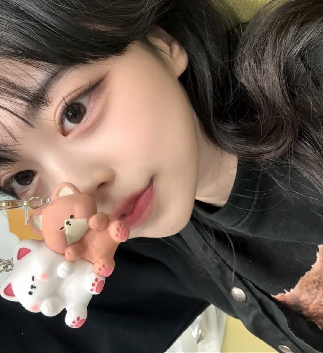 Photo by 손지냥 | 냥까스 on October 30, 2025. May be an image of one or more people, hair and text.