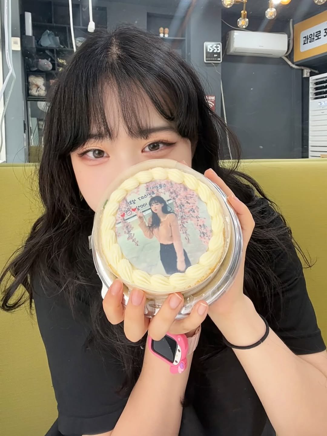Photo by 손지냥 | 냥까스 on August 02, 2025. May be an image of 1 person, pie and text.