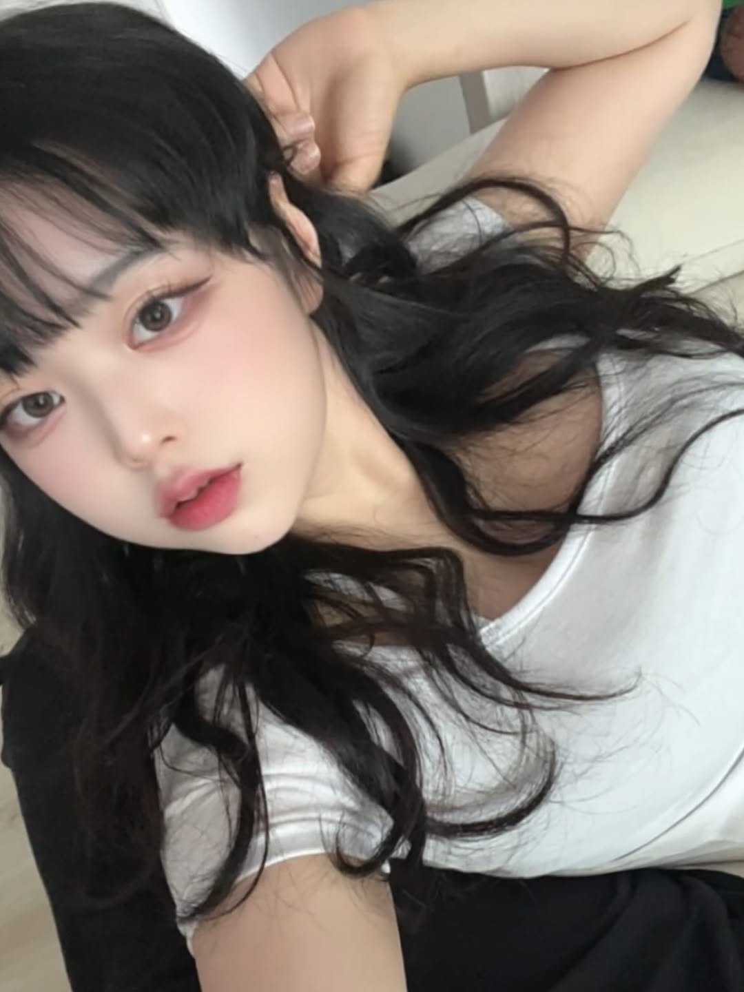 Photo by 손지냥 | 냥까스 on August 13, 2025. May be an image of 1 person, hair and text.