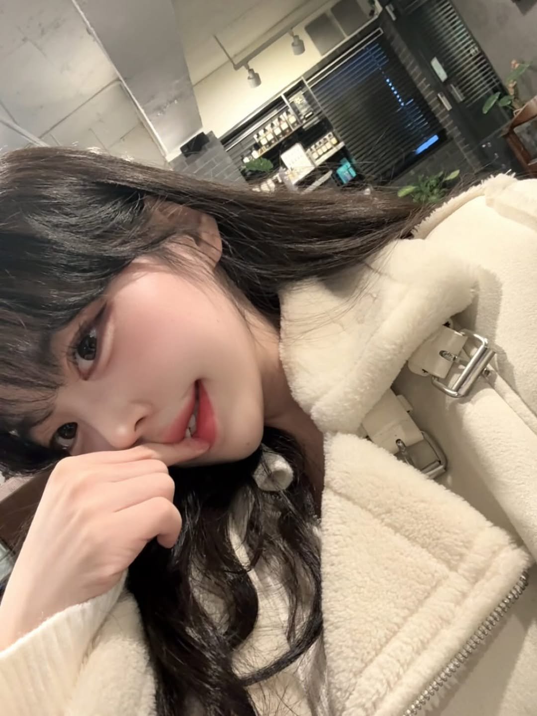 Photo by 손지냥 ( 00년생 냥까스 사장 ⋆｡˚🎀₊˚ ༘ ) on December 04, 2025. May be an image of one or more people, hair, duffle coat, parka and text.