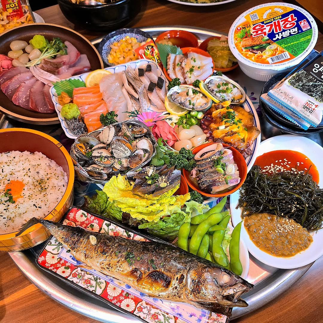 Photo shared by 인천맛집-디너의여왕ㅣ부천맛집ㅣ부평맛집ㅣ홍대맛집 on March 06, 2026 tagging @wooki_sikdang, @wooki_sikdang_sea, @hamzy_tasty, and @muk_sanggung. May be an image of fish, sashimi, sushi, rice and text.