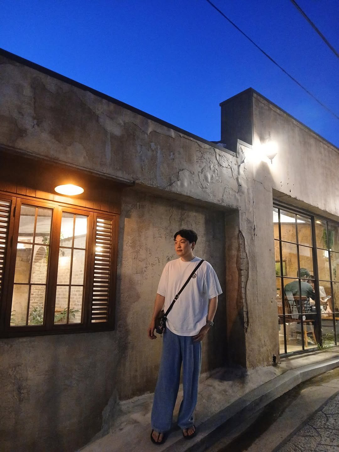 Photo by 임한빈 on October 07, 2025. May be an image of 1 person, cornflower, outdoors and text.