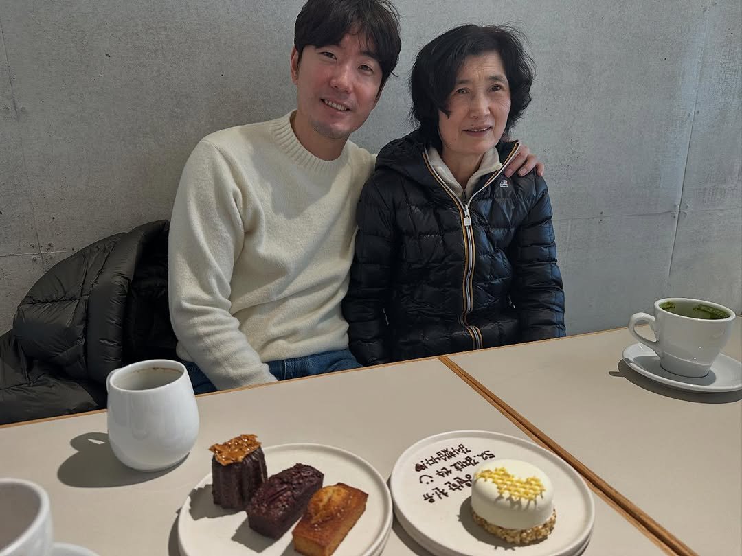 han2_geuru 게시물 이미지: 친구 덕분에 어머니와 오랜만에 데이트사진❤️그 와중에 깜짝 선물을 주신 카페운중동 감사합니다.
