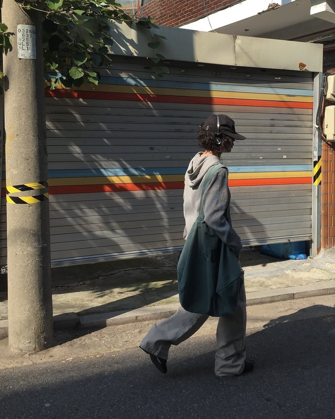 Photo by 한울 | 모노한울 on November 04, 2025. May be an image of standing, overcoat, street and text.