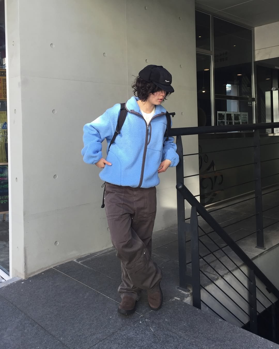 Photo shared by 한울 | 모노한울 on December 23, 2025 tagging @mono.hanwul. May be an image of standing, duffle coat, tool bag, sling, parka, cornflower and text.