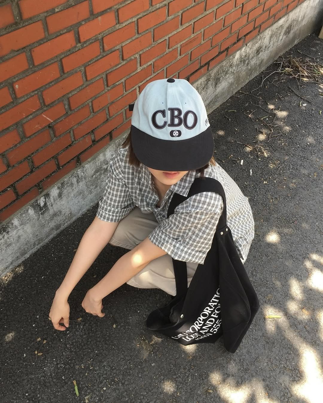 Photo shared by 한울 | 모노한울 on June 26, 2025 tagging @mono.hanwul. May be an image of 1 person, hat, brick wall and text that says 'cBo 1 AND LGORPORATI นา NDFC 555'.