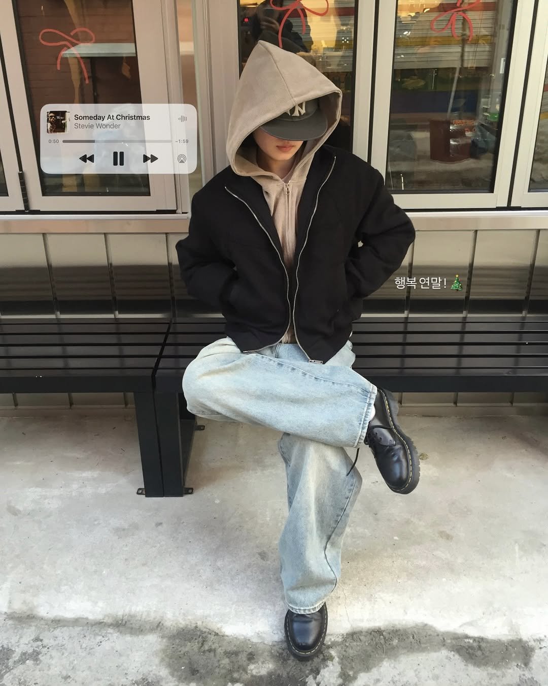 Photo shared by 한울 | 모노한울 on December 27, 2025 tagging @mono.hanwul. May be an image of duffle coat, overcoat, goosedown coat, sweatpants, fleece, sweatshirt, sweatsuit, parka, raincoat, jacket and text.