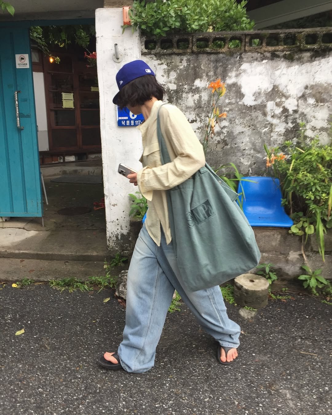 Photo shared by 한울 | 모노한울 on July 23, 2025 tagging @plastic_product. May be an image of 1 person, grocery bag, sling and text that says '1 " TE 낙동 낙원통117 117 통'.