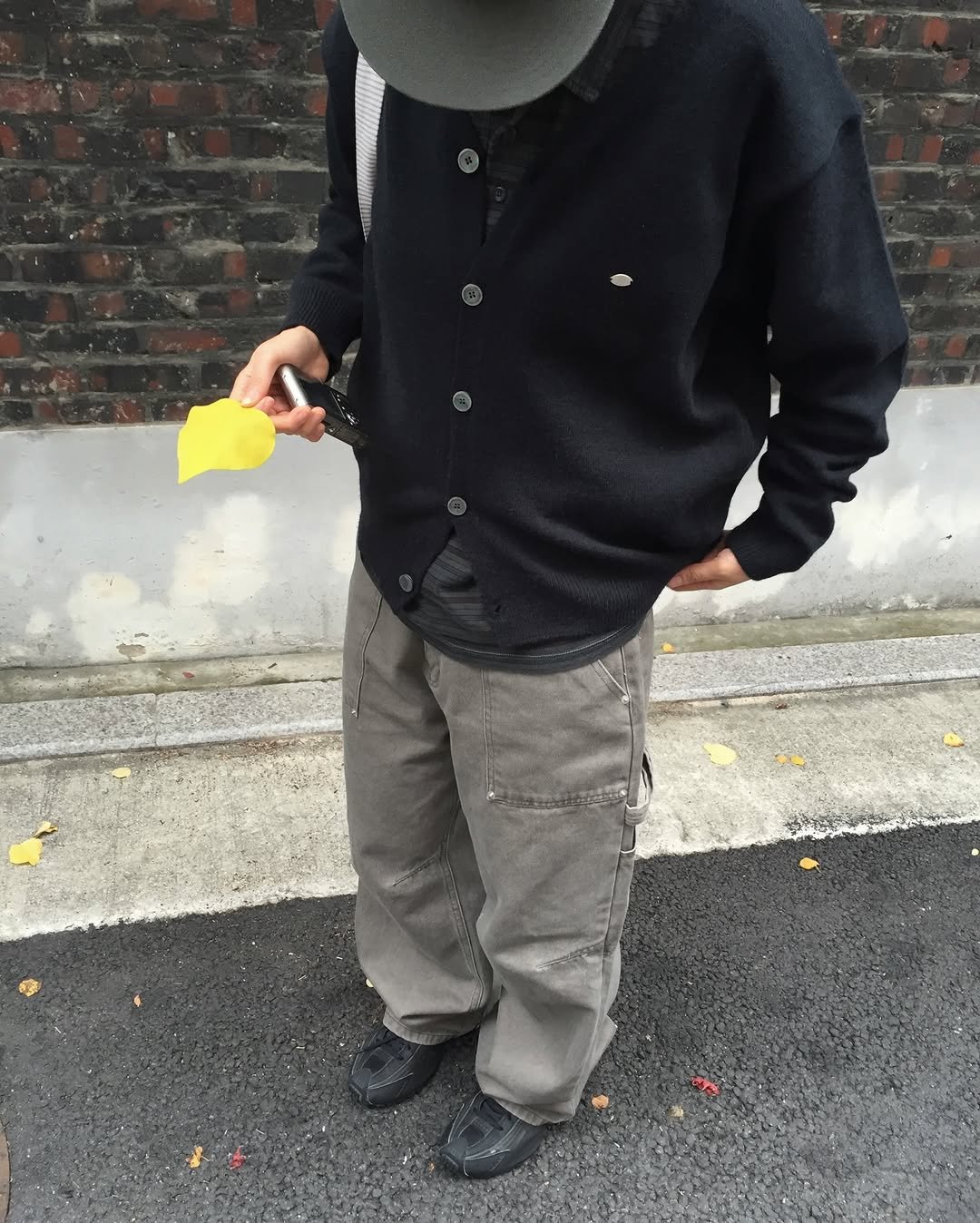 Photo shared by 한울 | 모노한울 on November 27, 2025 tagging @mono.hanwul. May be an image of wingtip shoes, hat, duffle coat, overcoat, wool, bowler hat, sweater, cardigan and text.