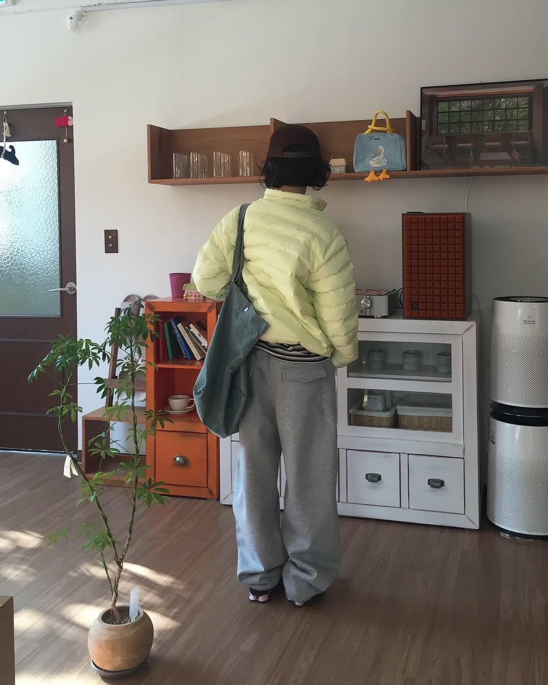 Photo shared by 한울 | 모노한울 on November 03, 2025 tagging @plastic_product, and @mono.hanwul. May be an image of standing, duffle coat, sweatpants, sling, parka, cornflower and text.