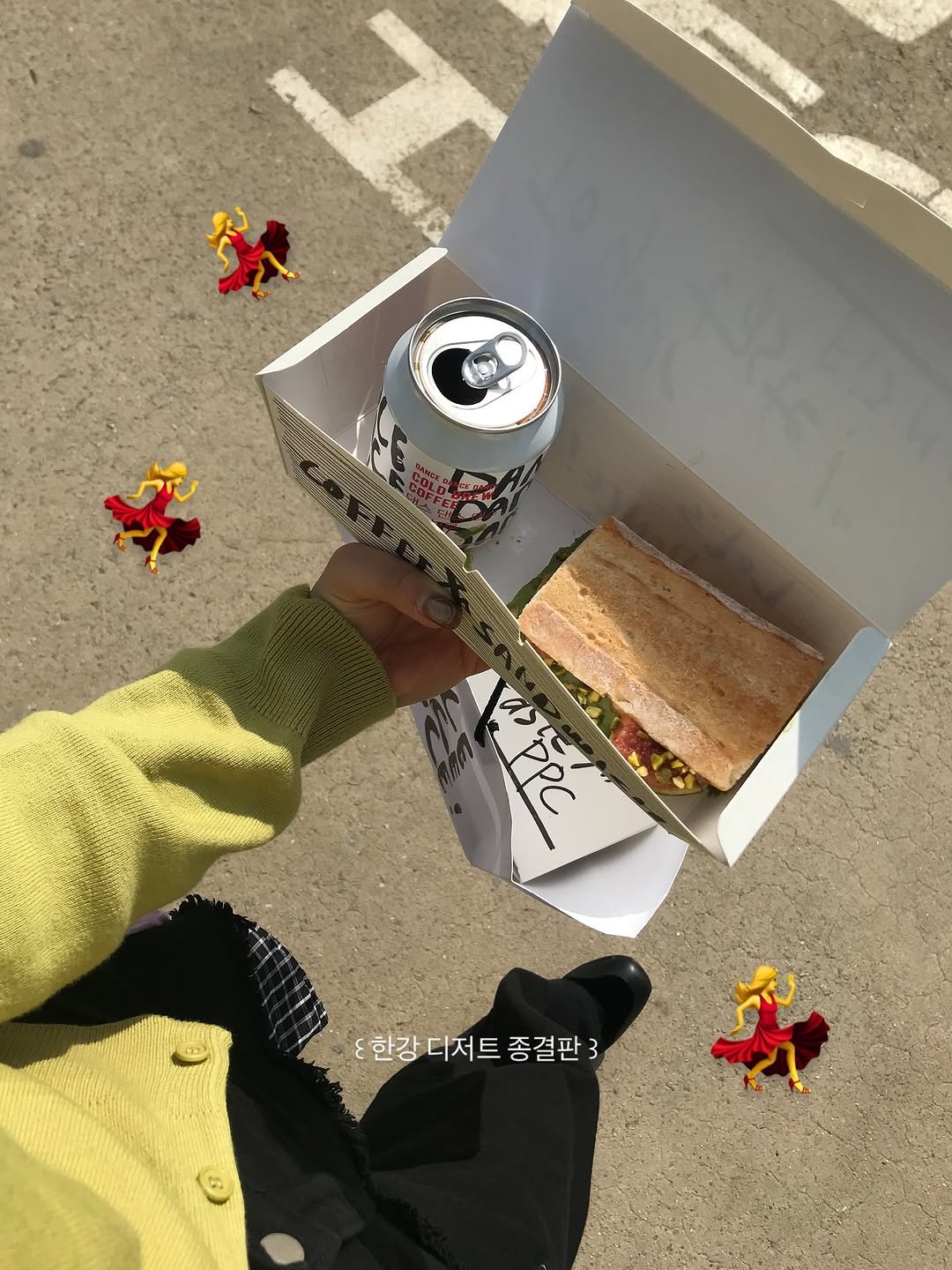 Photo shared by 한 컾 | 카페 • Cafe on September 29, 2025 tagging @dancedancedance.kr. May be an image of ‎1 person, cupcake and ‎text that says '‎公 TpC 2 החיסת 8한강디저트종결판3 2한강 도한강디저트 디저트 종결판3‎'‎‎.