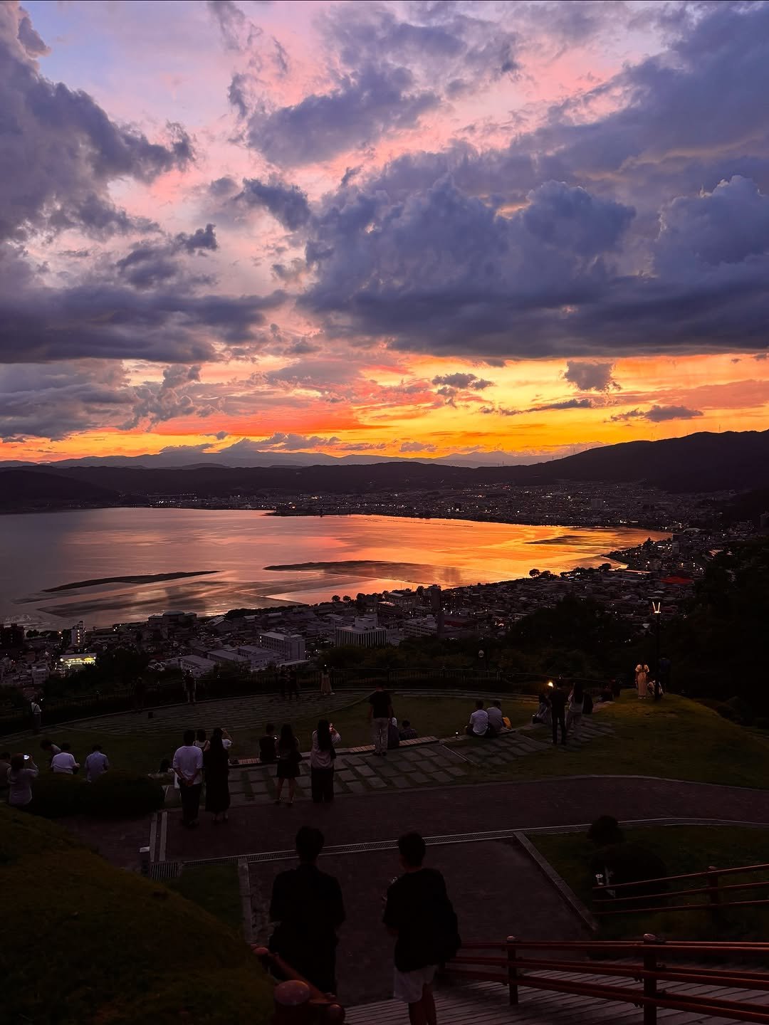 Photo by 승한•スンハン on August 02, 2025. May be an image of 8 people, twilight, cloud, Arthur's Seat and text.