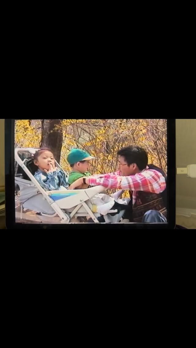 hana_jjjang 게시물 이미지: 내가 보고싶어서 만든 영상
그저 보이는건 영상 속 나보다 어린 엄마빠.
어릴땐...