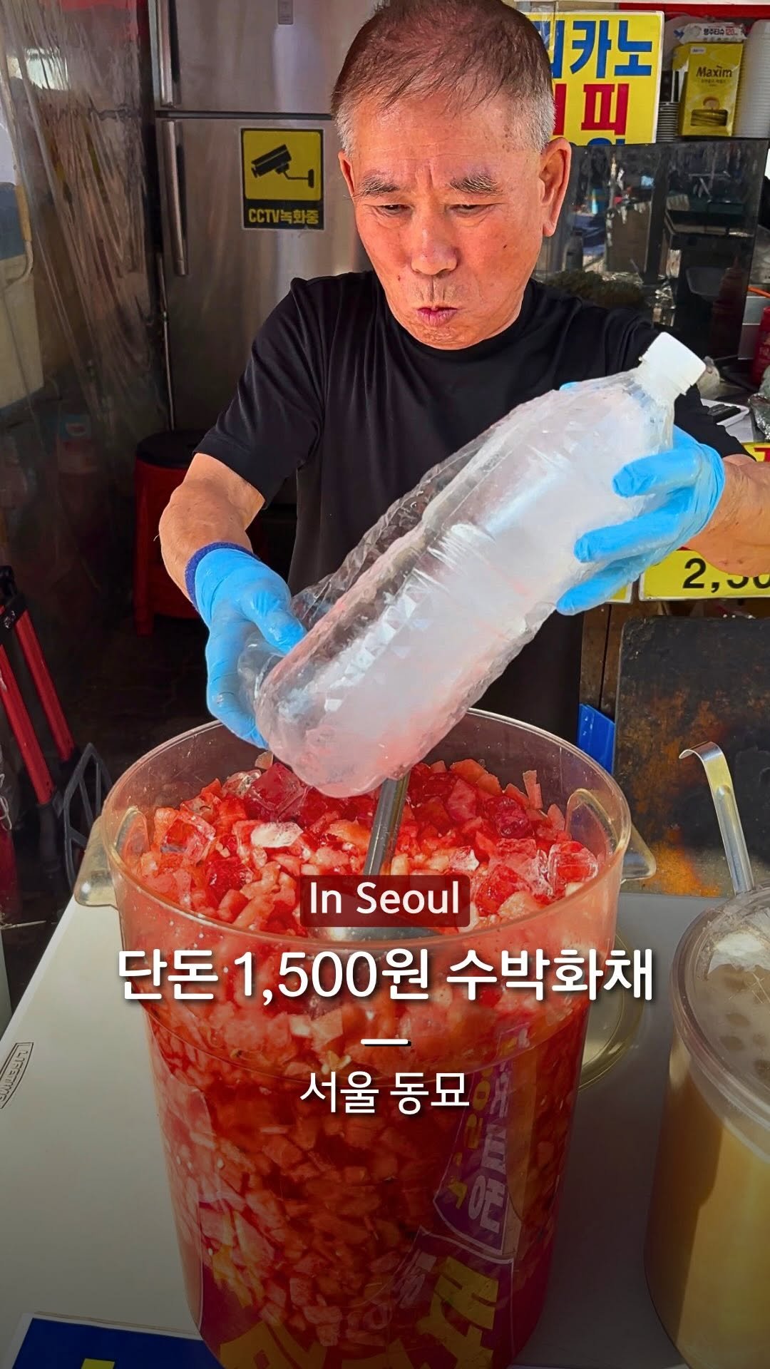 hanba_tang_ 게시물 이미지: 단돈 1,500원 수박화채 🍉

생활의 달인에 출연한 사장님이
수박을 직접 썰어...