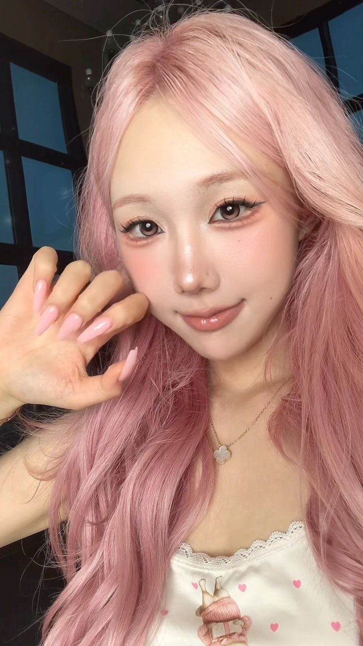 hanchaeng 게시물 이미지: 반응 좋았던 핑크 머리 메이크업 튜토리얼 ♥︎

제품 정보는 모두 영상 안에...