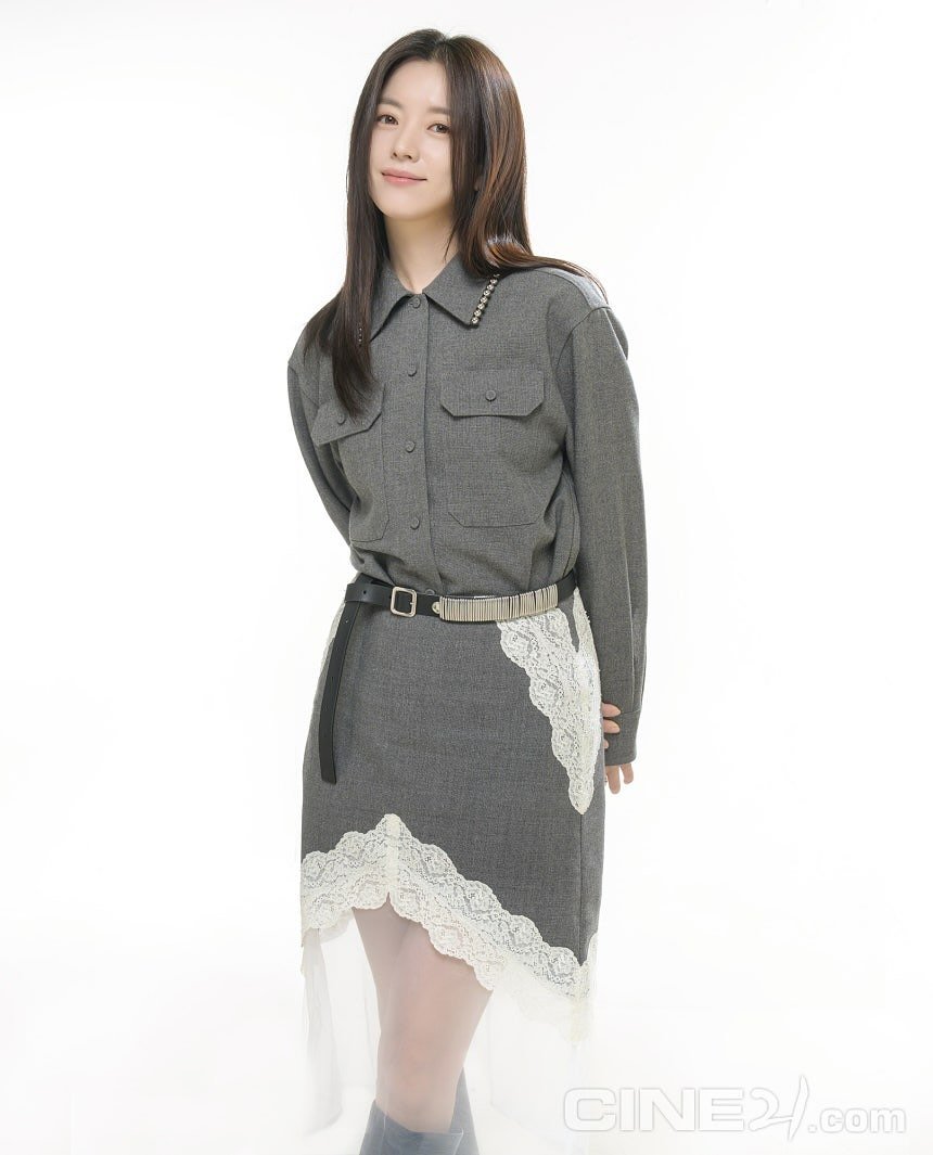 Photo by Hanhyojoo on November 13, 2025. May be an image of one or more people, hair, outerwear, dress and text that says 'CINE2 .com'.