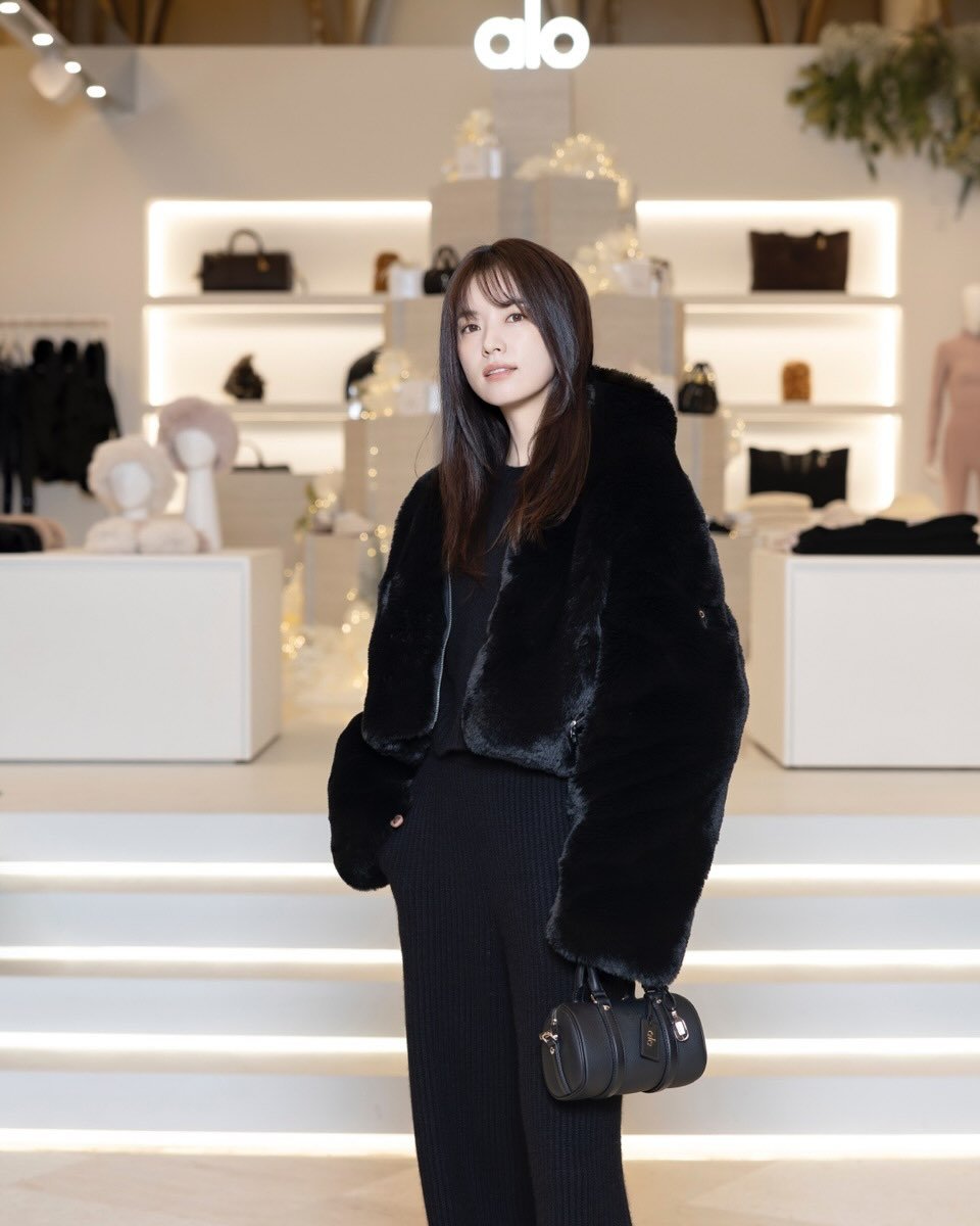 hanhyojoo222 게시물 이미지: 프리미엄 웰니스 라이프스타일 브랜드 알로(ALO)의 홀리데이 팝업이 12월...