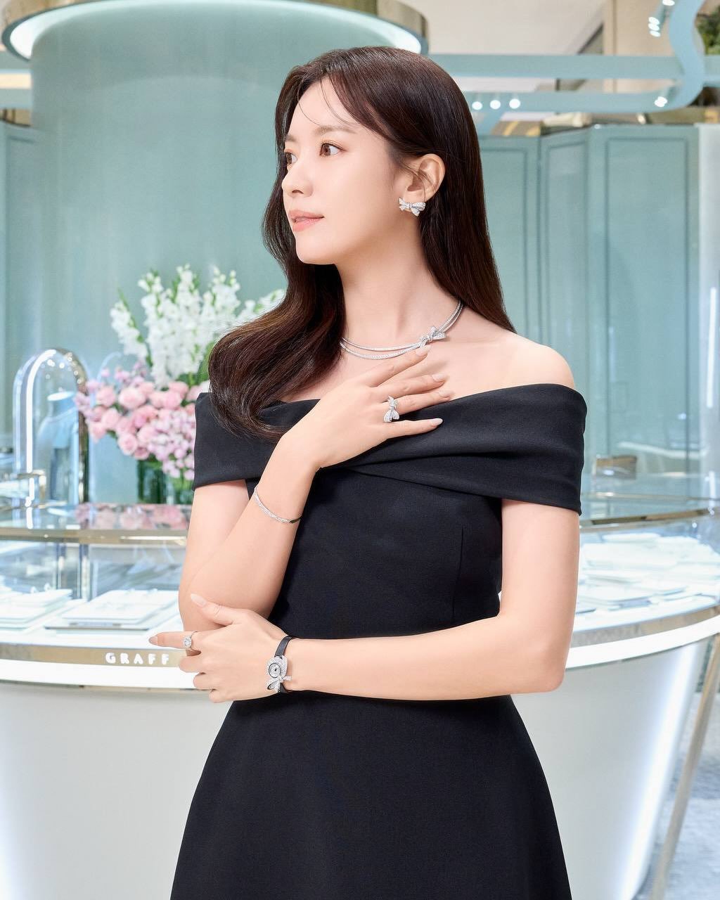 Photo shared by Hanhyojoo on November 28, 2025 tagging @aluu_syeon, @aluu_minseon, @kimringring, and @parkmanhyun. May be an image of jewelry.