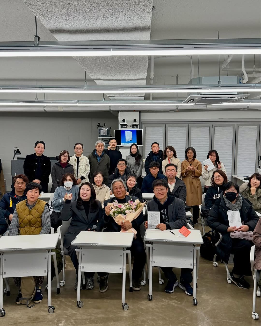 Photo by 한겨레출판 on December 22, 2025. May be an image of one or more people, people studying, people standing, office and text.
