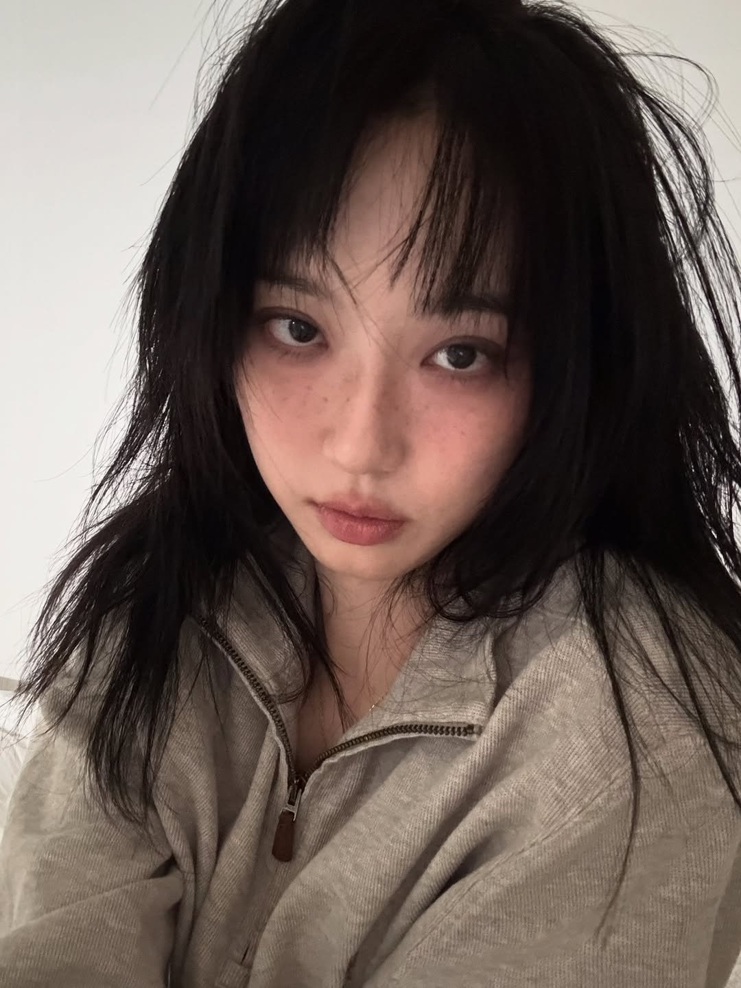 Photo by 한지현 on October 14, 2025. May be an image of one or more people, bangs, makeup, parka and text.