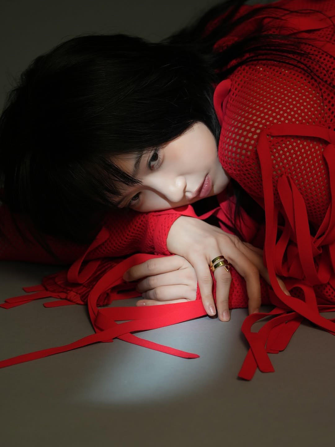 Photo by 한지현 on October 29, 2025. May be an image of one or more people, makeup, hair, bolo tie and text.