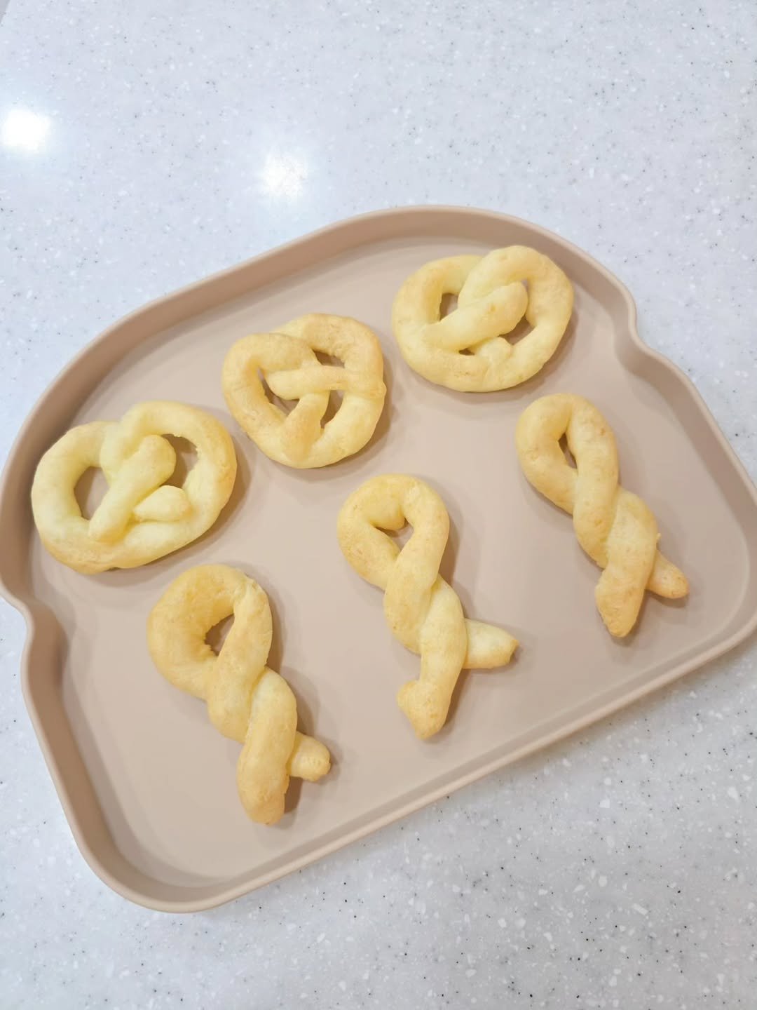 Photo by 한콩이 ☘️ 육아 | Motherhood | 育兒 on July 14, 2025. May be an image of breadstick, pretzel, cookie and text.