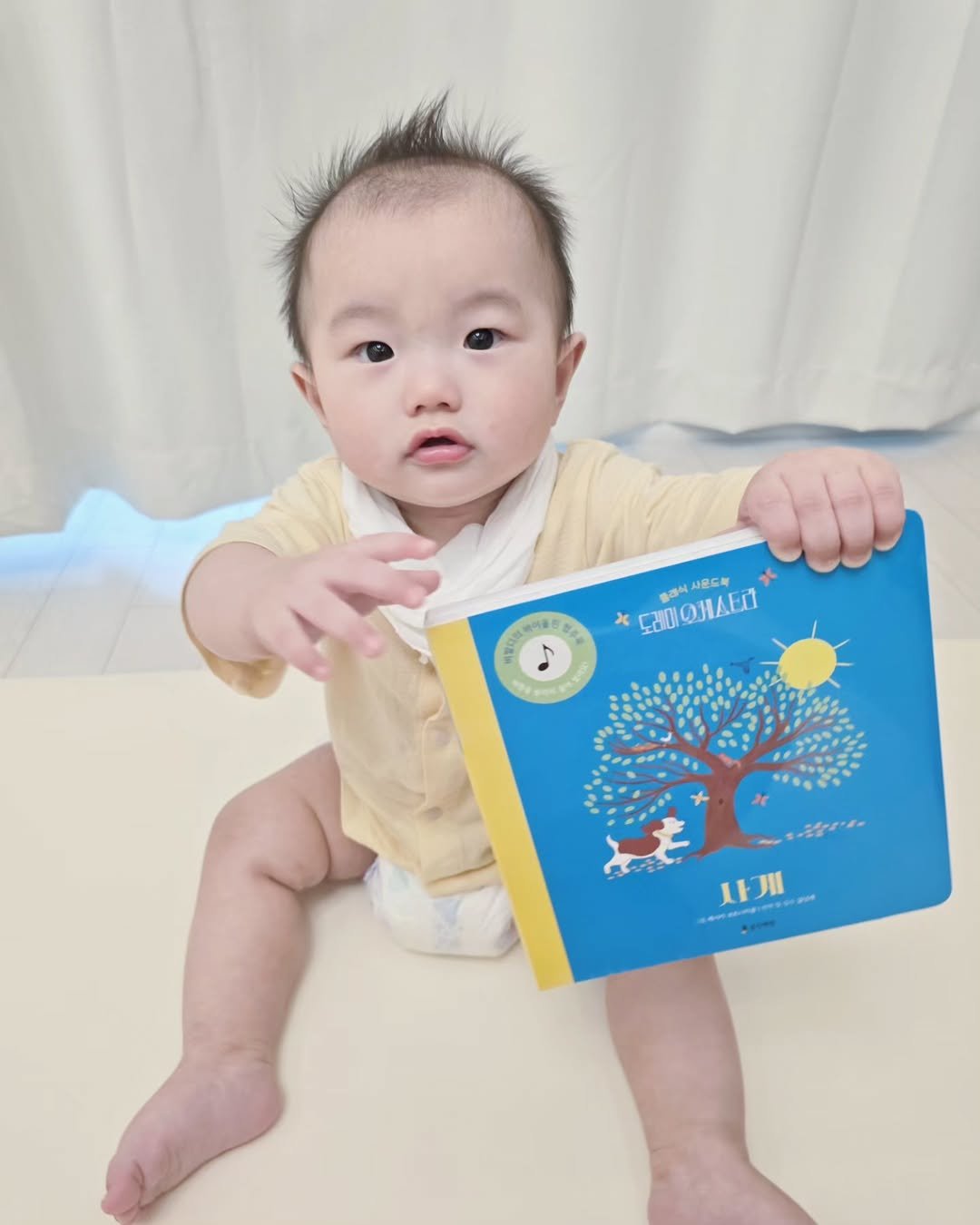 Photo shared by 한콩이 ☘️ 육아 | Motherhood | 育兒 on May 16, 2025 tagging @woongjinmarket_official. May be an image of 1 person, baby, diaper, book and text.