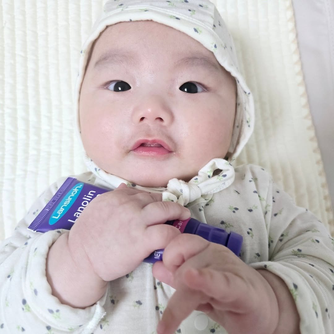 Photo shared by 한콩이 ☘️ on February 03, 2025 tagging @lansinoh_kr. May be an image of 1 person, baby, toothbrush, diaper, baby shoes, baby bed, dental floss, ointment and text.