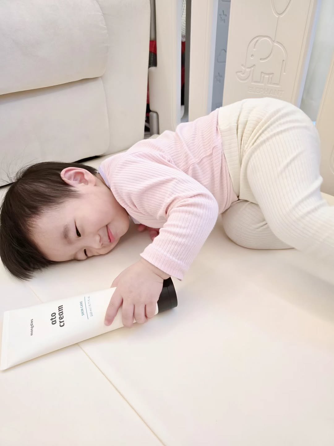 Photo shared by 한콩이 ☘️ 육아 | Motherhood | 育兒 on January 23, 2026 tagging @mongdies_official, and @mongdies_360. May be an image of baby, sleeping, diaper, baby bed and text.