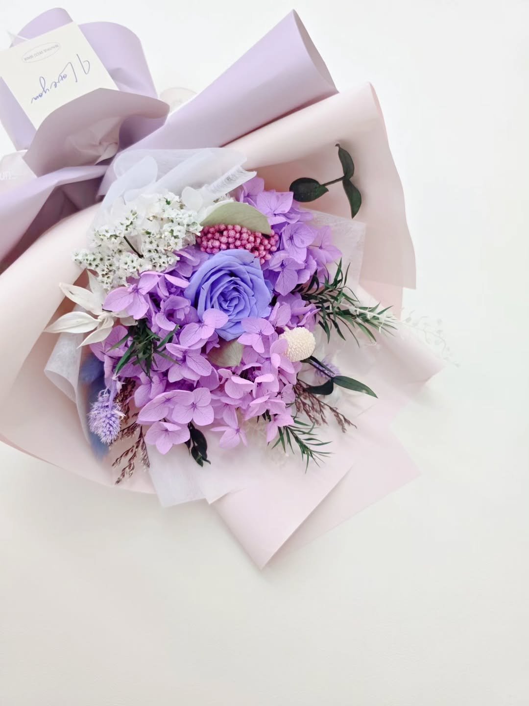 Photo by 한콩이 ☘️ 육아 | Motherhood | 育兒 on August 10, 2025. May be an image of flower arrangement, bouquet, prairie gentian, baby's-breath, peony, globe amaranth, scorpion grass, rose, carnation and text.