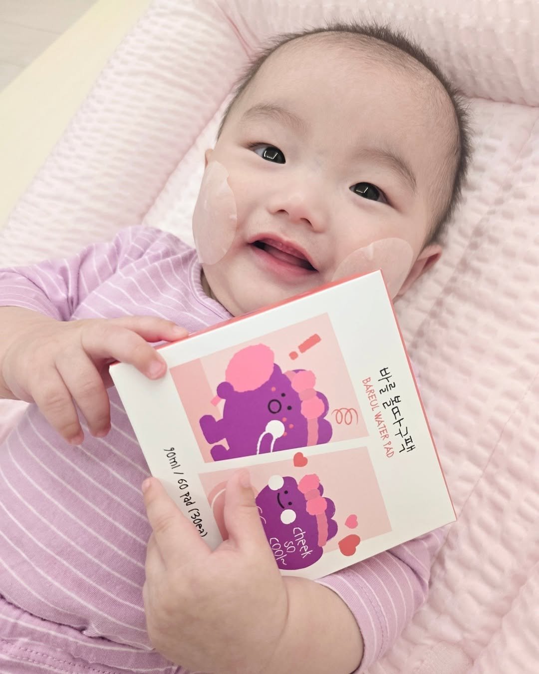 Photo shared by 한콩이 ☘️ on March 08, 2025 tagging @_bebehouse, @frankliin_kr, and @bareul_kr. May be an image of 1 person, baby, diaper, book and text that says 'BAREUL 00 BAREULWATERTAD 바를볼따구팩 바를 WATER PAD g0ml 60 pad （30ea) Cool~ S0 259 cheek SO cheek'.