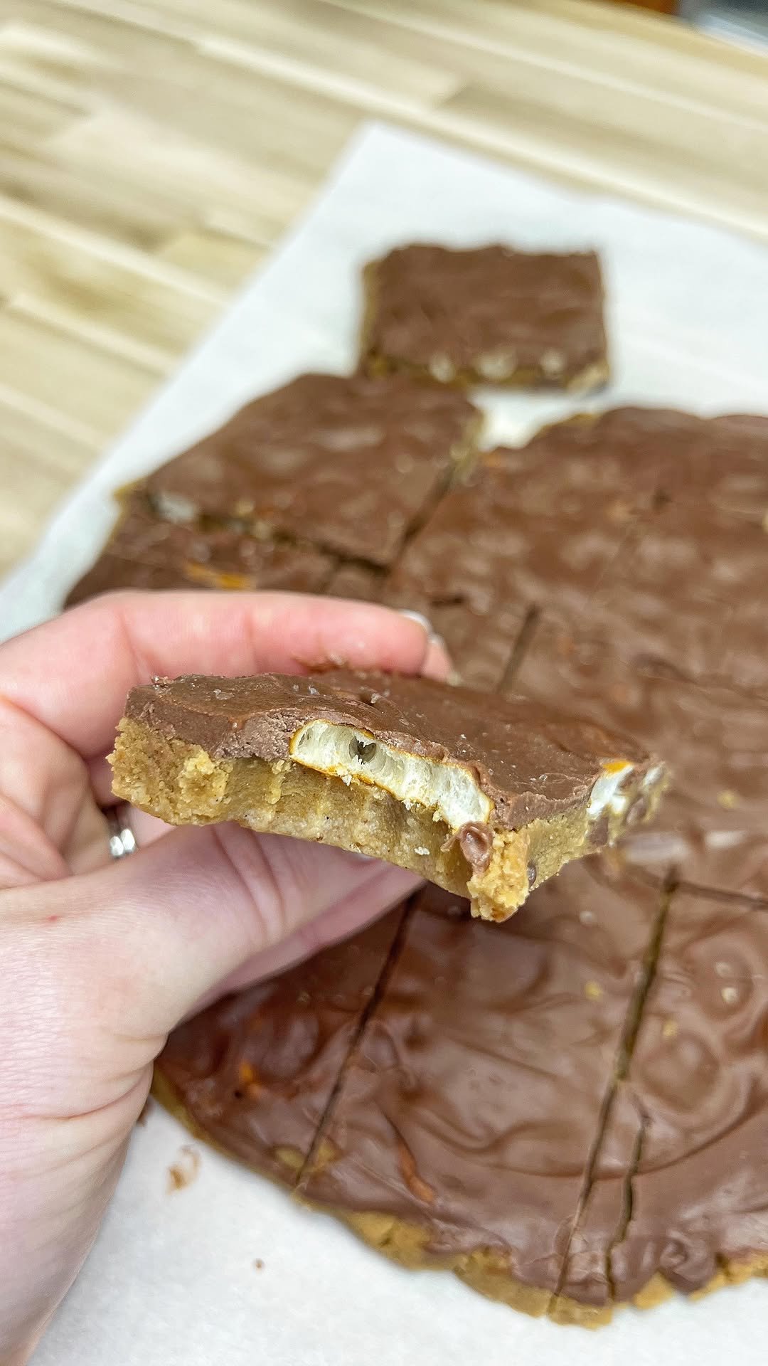 hannahharvestinghealth 게시물 이미지: Protein Cookie Dough Pretzel Bark!
 
i n g r e...