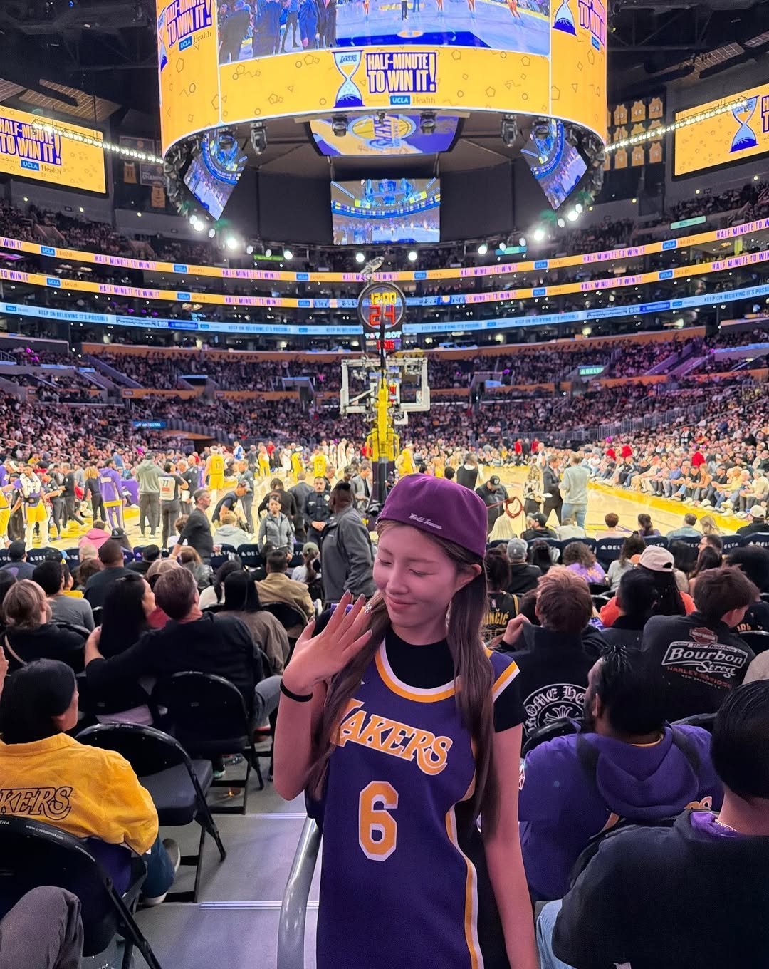 hanni_della 게시물 이미지: go @lakers @lebron 💛
