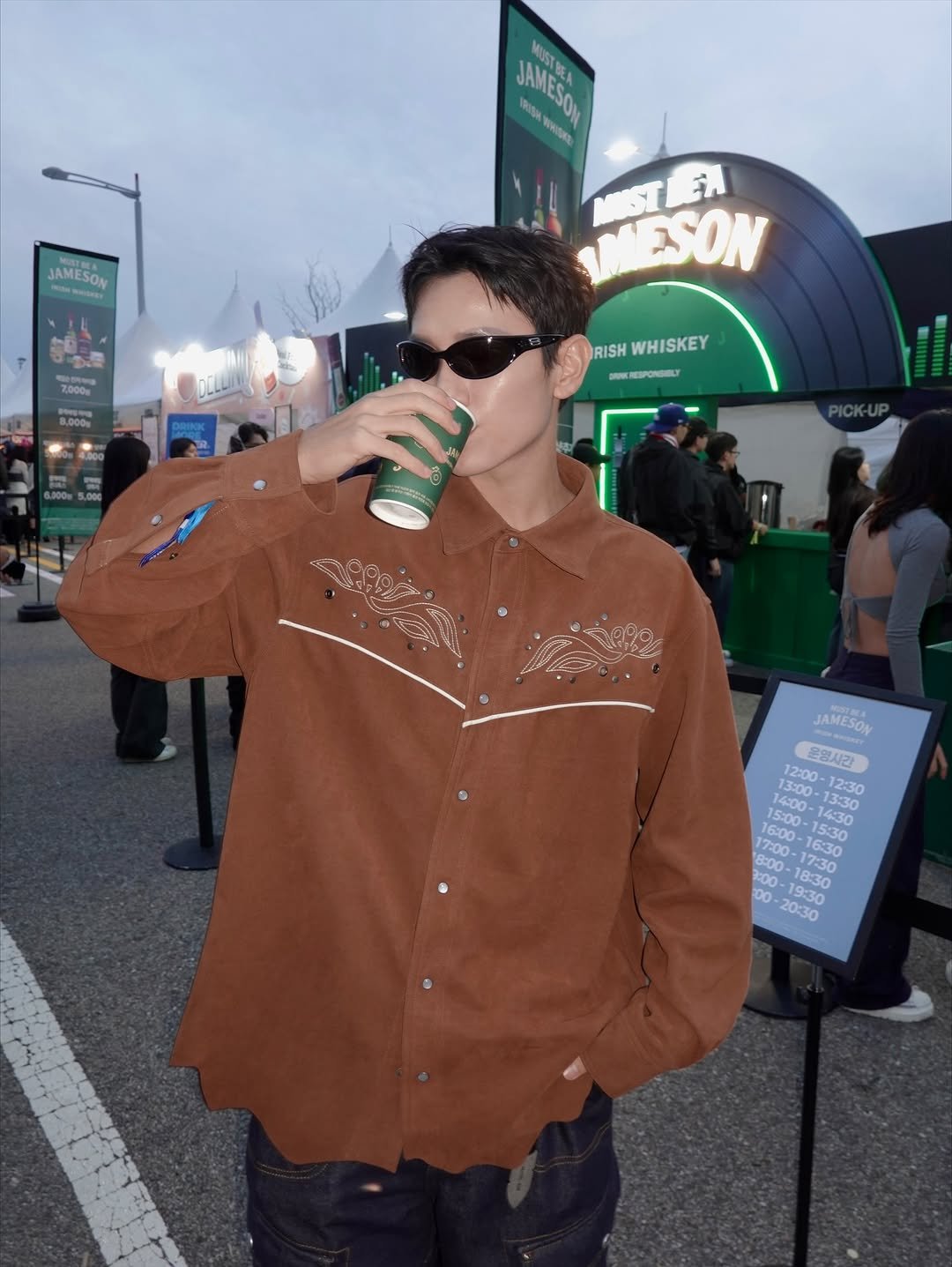 Photo by 한스HANS on October 27, 2025. May be an image of drink and text that says 'JAMESON JAMESD MUSTE MMISE MISTLEN 我 ESON RISH WHISKEY WWCO RESPONSEL COp JAMESON PRESUN 운영시간 13:00 12:00 13:00 15:00 15000- 0-14:30 -14z0 2:30 12:30 17:00 IO 16：00- 15:30 16:30 15:30 7:00 10:30 7:30 2:00 8:00- Ren0- 17:30 100 00 18:30 20:30 -19:30 19:30 1090 erz0'.