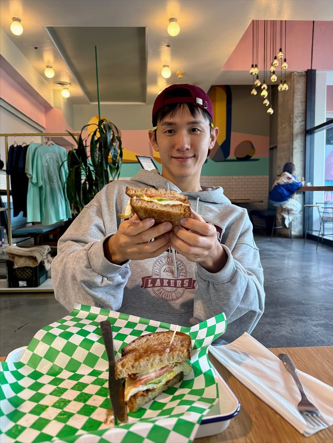 Photo by 한스HANS on October 31, 2025. May be an image of chicken sandwich, hotdog, club sandwich and text.