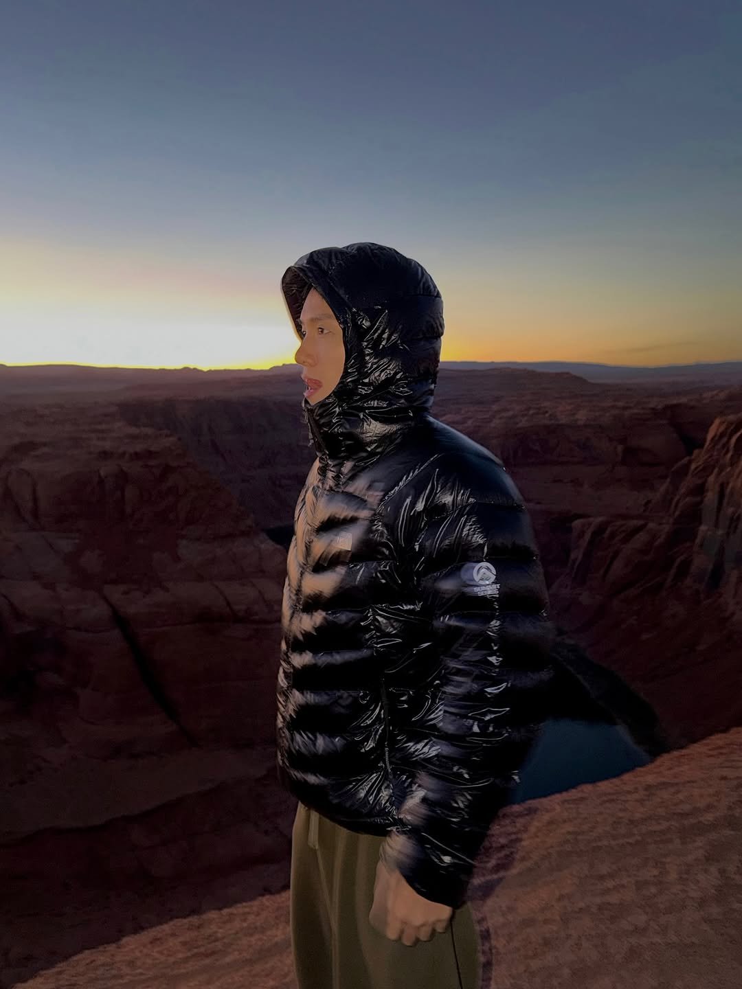 Photo shared by 한스HANS on November 07, 2025 tagging @thenorthface_kr. May be an image of standing, face mask, Bryce Canyon National Park, Uluru, Lake Powell and text.