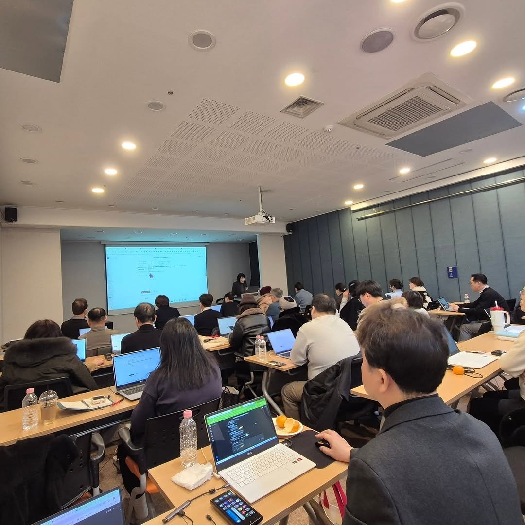 Photo by 한양문고 on January 31, 2026. May be an image of studying, bureau and text.