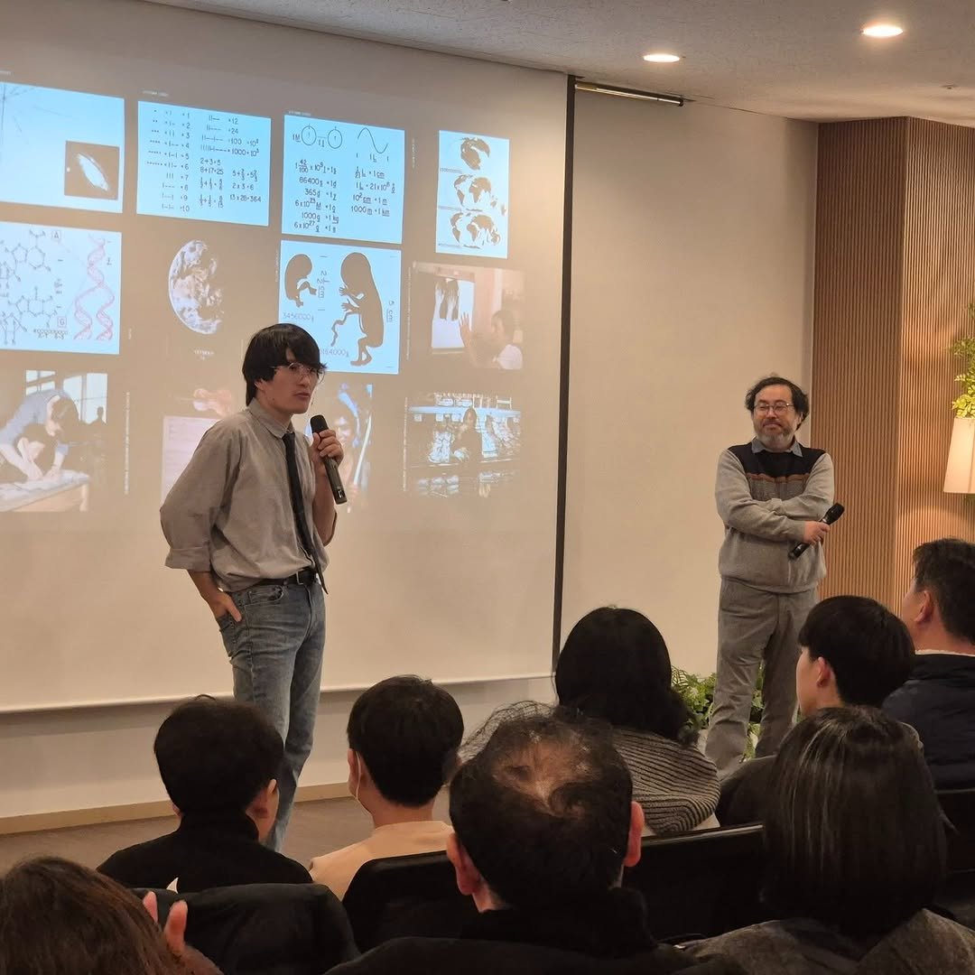 Photo by 한양문고 on January 11, 2026. May be an image of studying and text.