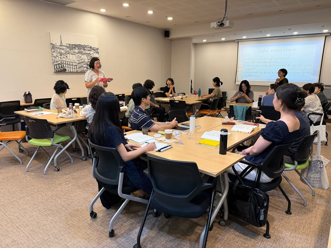 Photo by 한양문고 on September 15, 2025. May be an image of 10 people, people studying and table.
