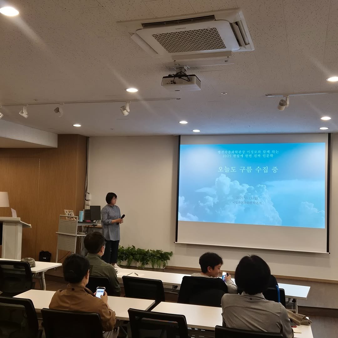 Photo by 한양문고 on October 15, 2025. May be an image of studying, bureau and text.