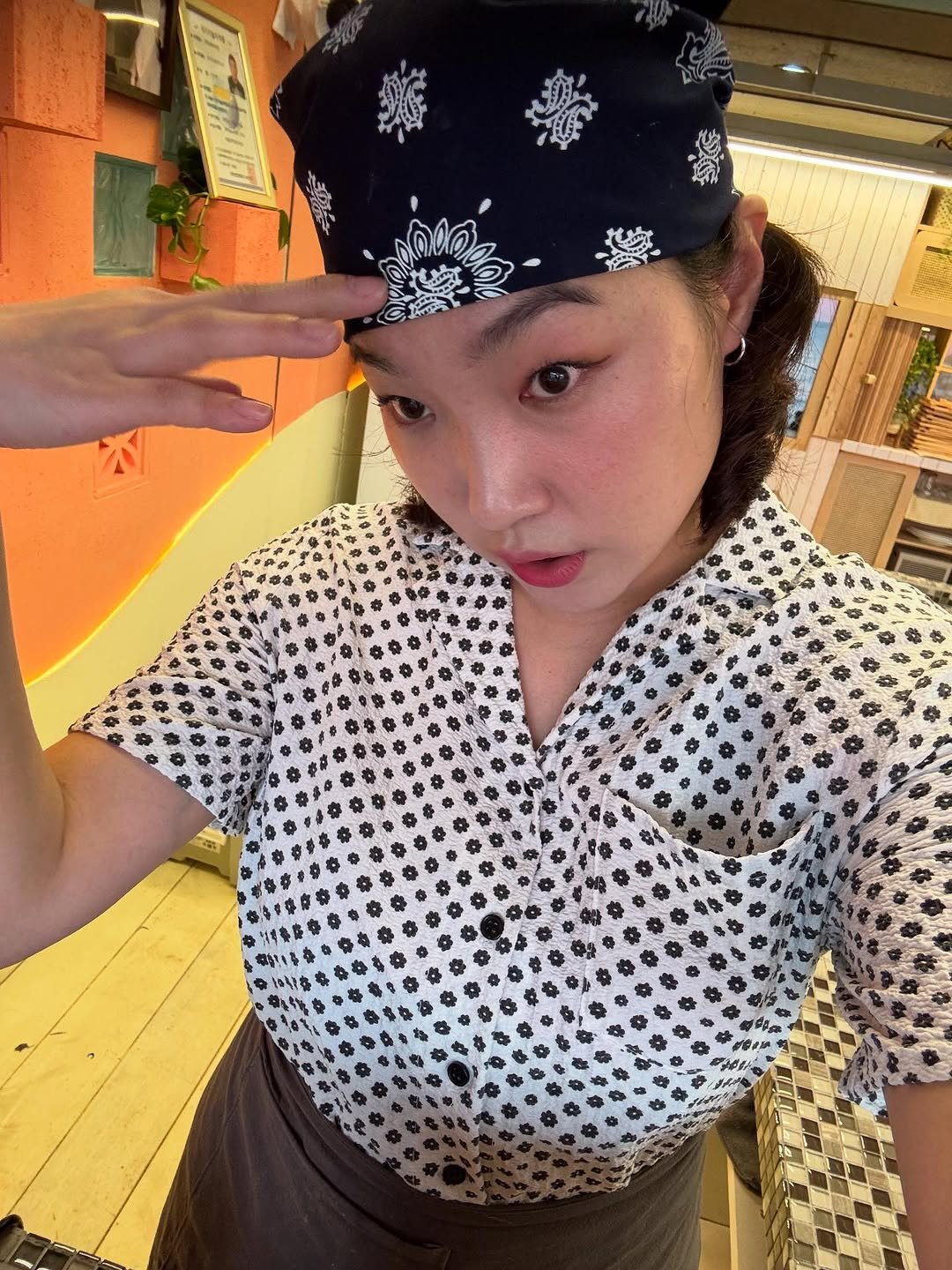 Photo by 이은지 on June 21, 2025. May be an image of 1 person, turban, headscarf, bandanna, beret, apron and text.