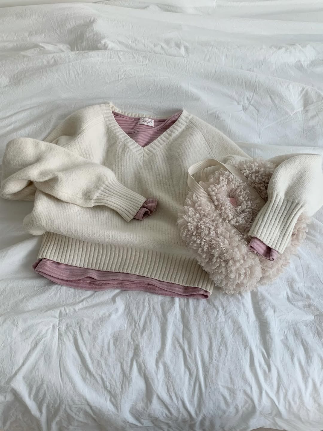 Photo by 수빈 on December 27, 2025. May be an image of sweater, knit, cardigan and text.