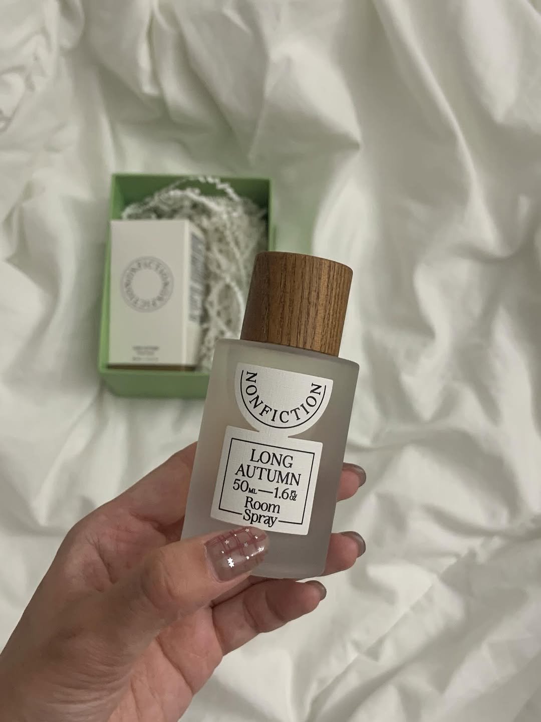 Photo by 수빈 on October 04, 2025. May be an image of fragrance, candle, perfume, hand cream and text.