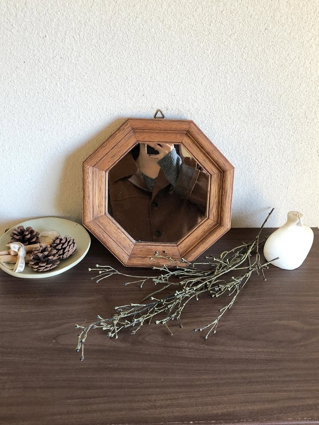 Photo by 수빈 on November 10, 2025. May be an image of mirror, picture frame, baby's-breath, pinecone and text.