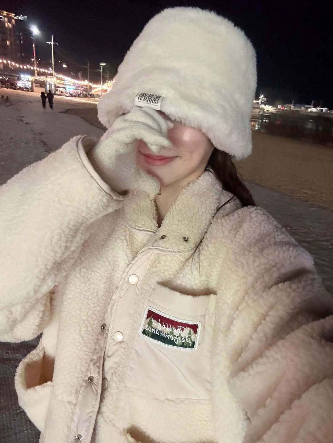 Photo by 수빈 on December 29, 2025. May be an image of duffle coat, hat, goosedown coat, parka, face mask, jacket and text.