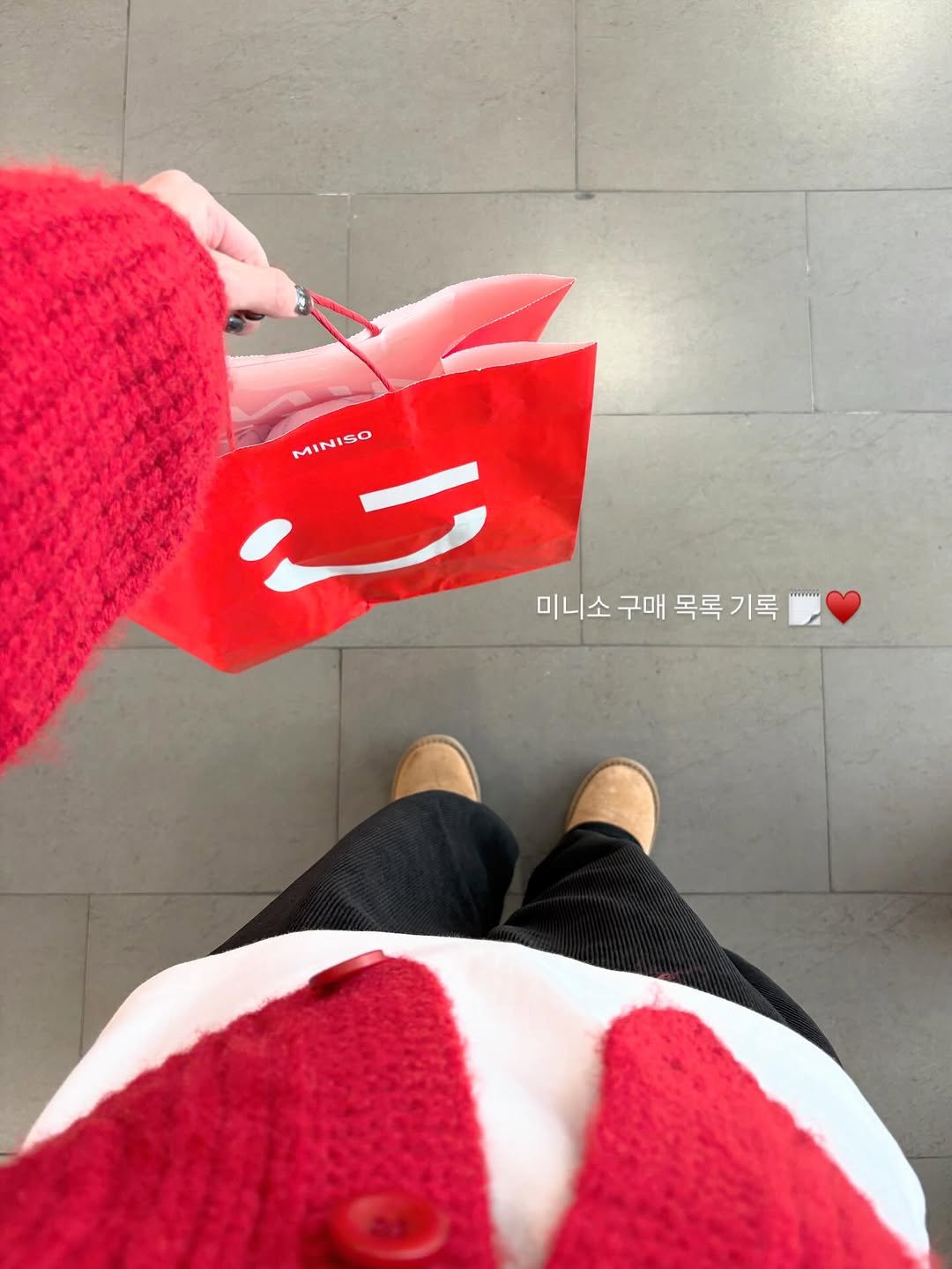 Photo by 수빈 on December 21, 2025. May be an image of duffle coat, cardigan and text that says 'MINISO MINISO MI N ISO 미니소 구매 목록 기록 RTG'.