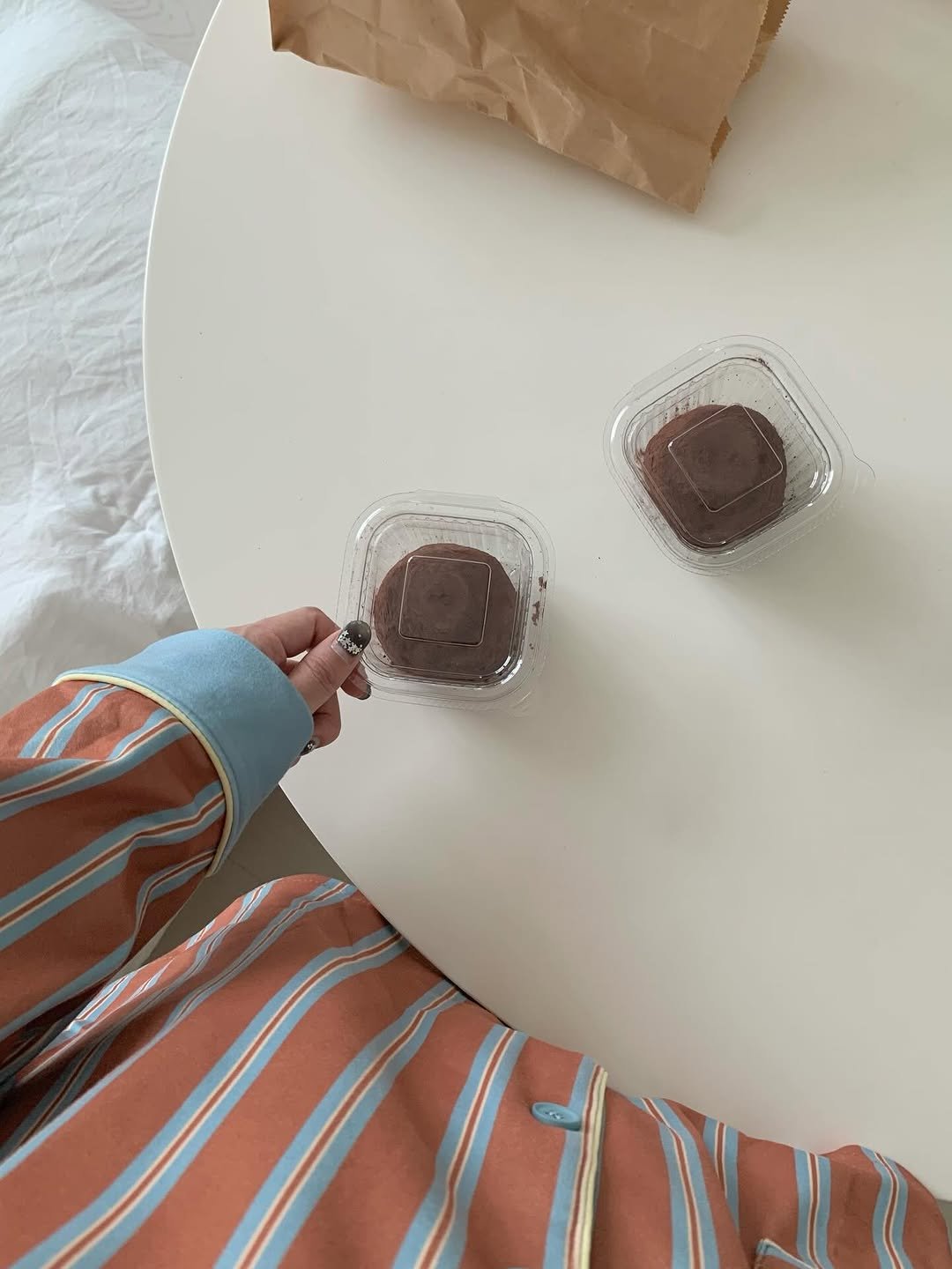 Photo shared by 수빈 on January 06, 2026 tagging @mmsi_2022. May be an image of truffle, fudge, muffin, chocolate cake, brownie, cornflower and text.