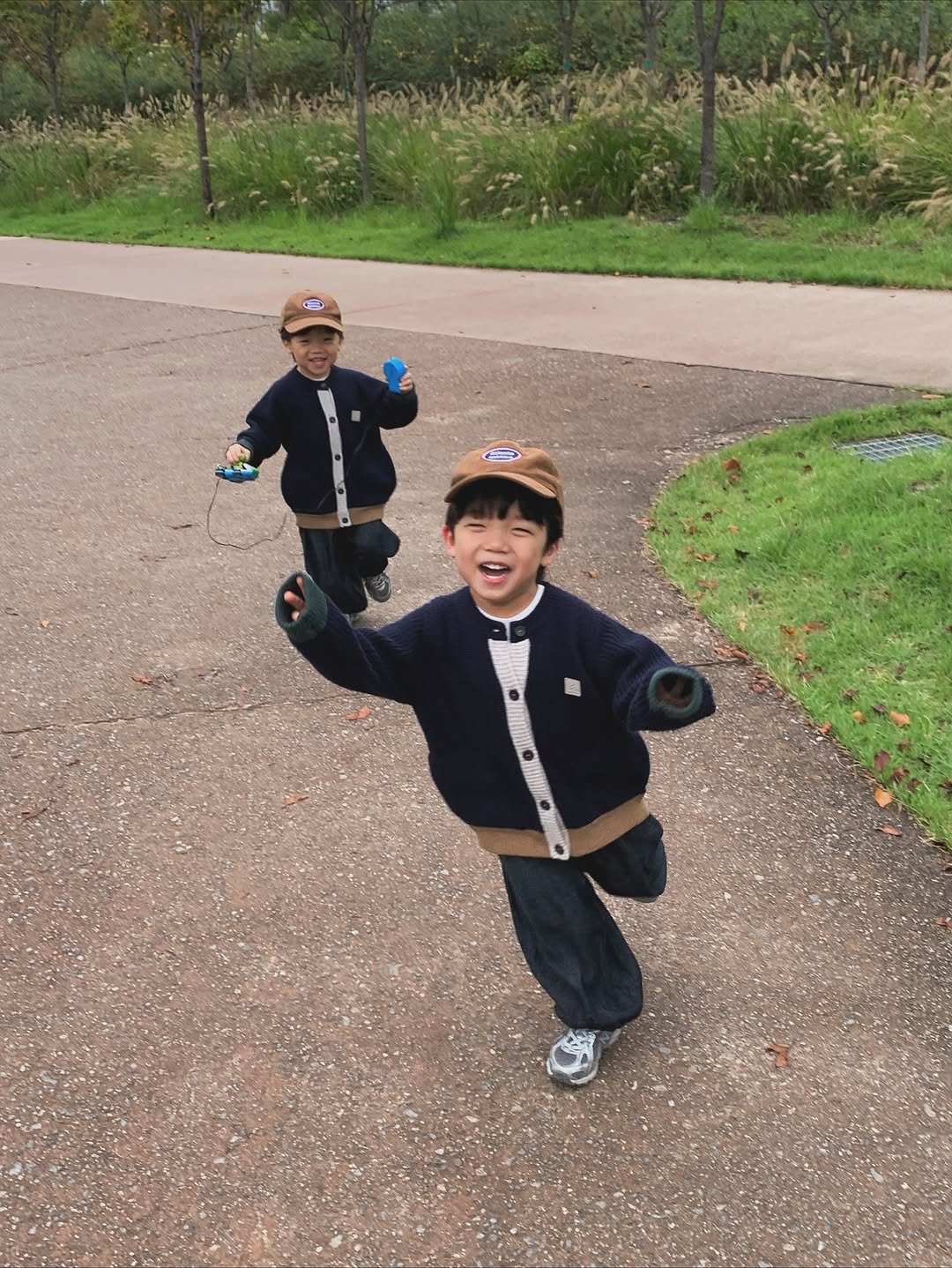 Photo by 💍 ＋👶🏻👶🏻 on October 20, 2025. May be an image of child, binoculars, bowtie, bowler hat, costume, park and text.