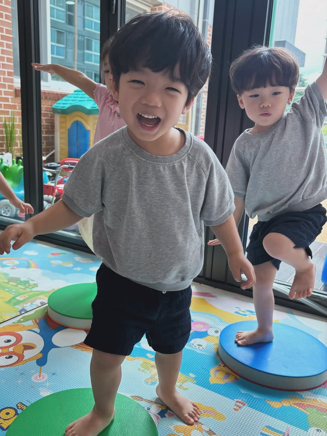 Photo by 💍 ＋👶🏻👶🏻 on September 05, 2025. May be an image of 2 people, baby, people standing and text.
